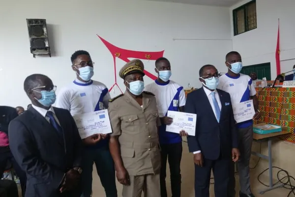 Remise de chèques à des jeunes entrepreneurs du Sud-Comoé
