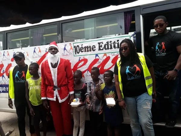 Des enfants de la rue reçoivent des dons de l’association “Cri du cœur”
