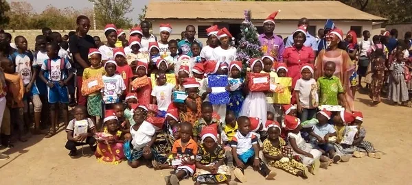 Arbre de Noël à Béoumi : une entreprise d’agro-alimentaire cadeaute des enfants