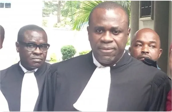 Arrivée de Me N’Dri Claver, avocat de Blé Goudé au palais de justice pour assurer la défense de Yodé et Siro