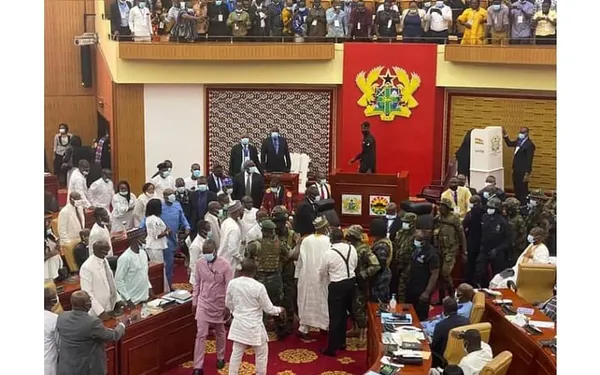 Bagarre générale entre députés au Parlement du Ghana, l’armée intervient