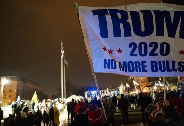 Etats-Unis : des manifestants pénètrent dans le Capitole, provoquant l’arrêt du décompte officiel des votes du Collège électoral – Actualités 07/01/2021