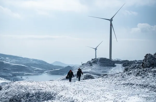 Maintenance du réseau électrique après des chutes de neige dans le sud-ouest de la Chine – Actualités 13/01/2021