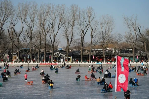 Des gens s’amusent sur le lac Shichahai couvert de glace à Beijing – Actualités 17/01/2021