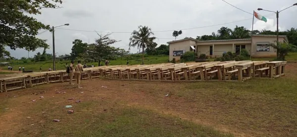 Lycée Jules Hié Néa de Grabo : remise de 300 tables bancs