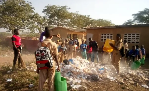 Journée nationale de l’hygiène à Niakara : les élèves assainissent leur cadre de travail