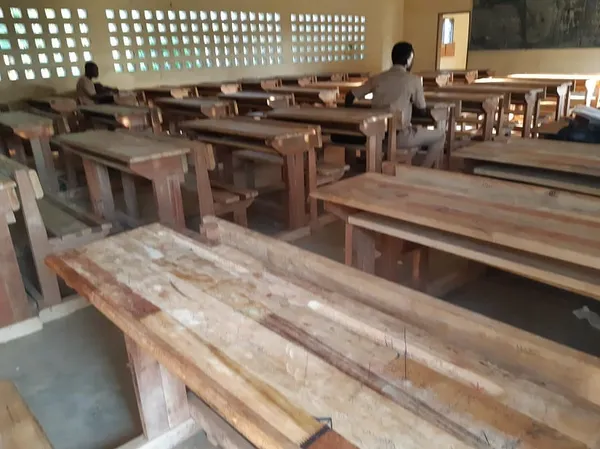 Don de 250 tables-Bancs au lycée moderne de Tabou