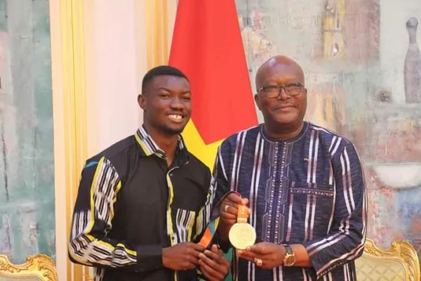 Hugues Zango félicité par Roch Kaboré pour le record mondial de triple saut