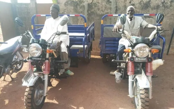Tengrela : un cadre offre des tricycles à deux familles démunies