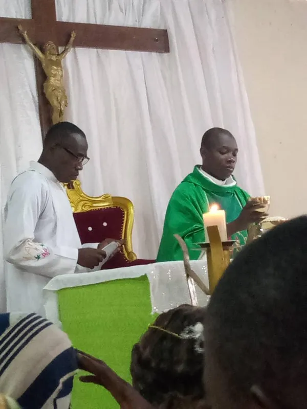 La paroisse Saint Raphaël de Sikensi encourage ses jeunes