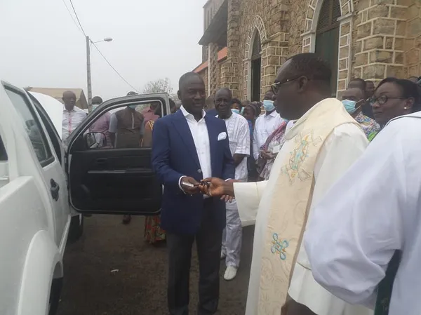 Agboville : Adama Bictogo remet du matériel roulant aux Chefs religieux et traditionnels