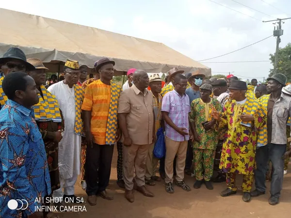 Daloa: un cadre fait des dons à la chefferie traditionnelle de Gboguhé