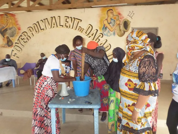 Fabrication du savon liquide à San-Pedro : des femmes de la localité formées