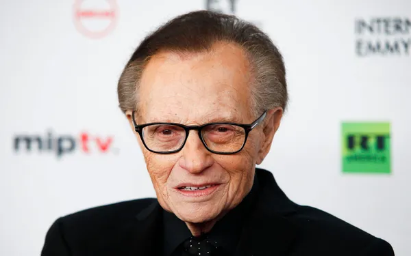 Larry King assiste à la 45e International Emmy Awards au New York Hilton le lundi 20 novembre 2017 à New York. (Photo par And