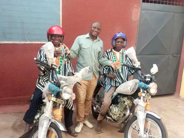 Don de motos au chef canton et chef du village de Timbé