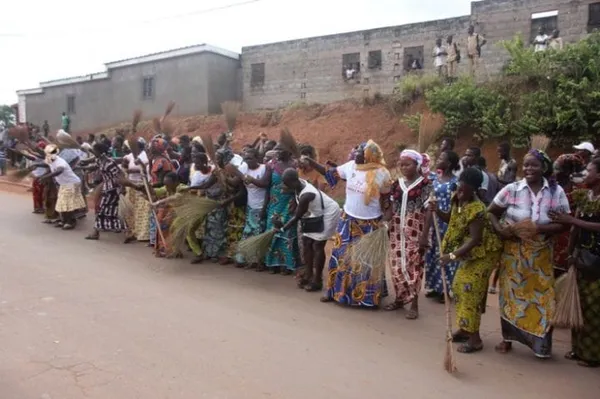 N’Douci : la jeunesse initie une opération de salubrité dans la ville