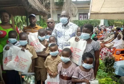 Niablé : 160 chaussures neuves distribuées à des démunies