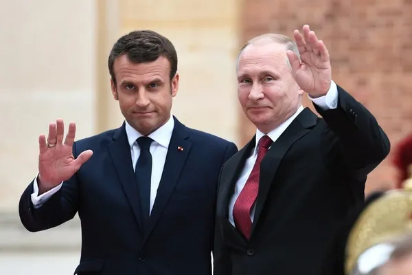 Emmanuel Macron et Vladimir Poutine en discussion