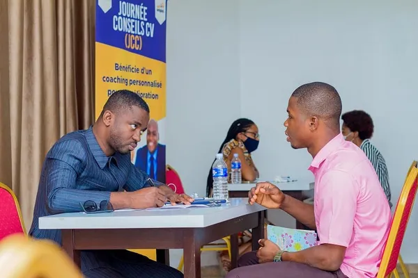 Côte d’Ivoire : une entreprise forme des jeunes étudiants à la bonne rédaction de CV