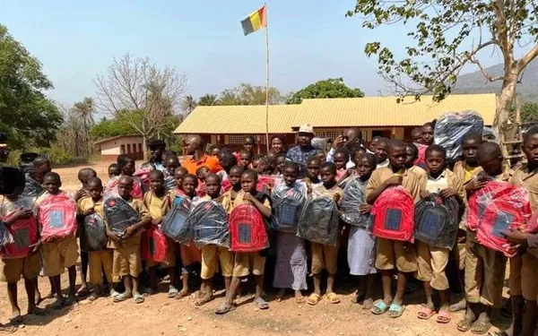 Guinée : des sacs à dos solaire offerts pour améliorer les conditions d’apprentissage des élèves