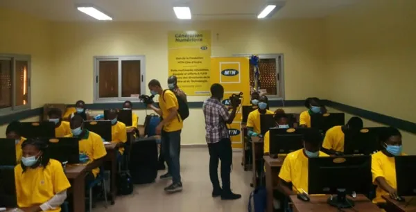 Université de Cocody : une salle multimédia remise à l’UFR SSMT