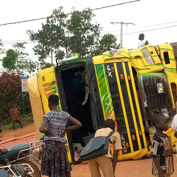 Alépé : un camion remorque fait une sortie de route