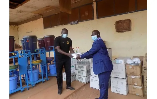 Lutte Covid-19 : l’IRC remet du matériel aux districts sanitaires du Poro