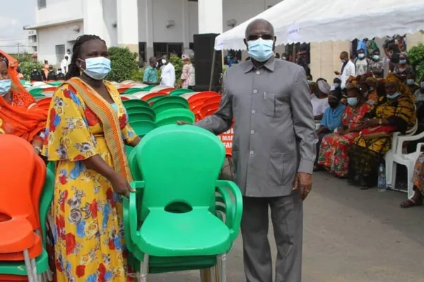 Koné Kafana remet des chaises aux femmes de Yopougon