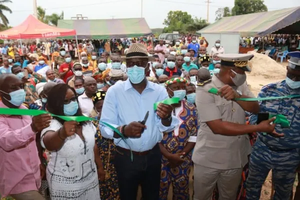 Alain Donwahi inaugure le centre de santé de Dobré
