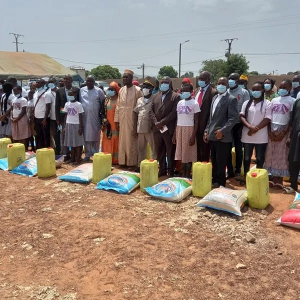 Cantines scolaires de Touba : le ministre Moussa Sanogo fait des dons