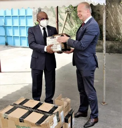 Côte d’Ivoire : la GIZ dote le centre d’appel de justice de matériel de téléphonie