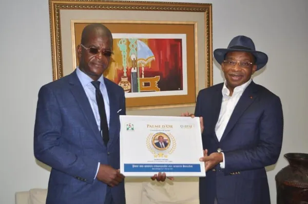 Siandou Fofana reçoit le prix des « Ambassadeurs du social »