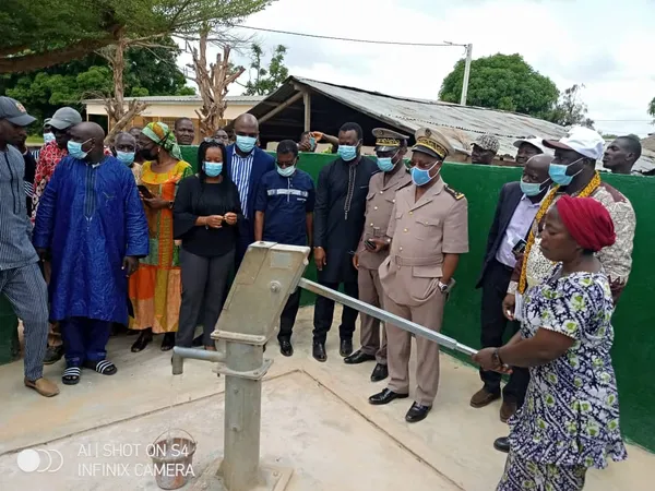 Niamayo : une société coopérative offre une pompe à motricité humaine