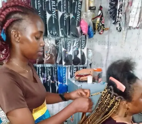 Côte d’Ivoire : la tresse un petit métier qui donne une grande autonomie