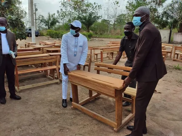Une Ong offre 60 tables-bancs au collège de Lomokankro – Actualité ivoirienne 28/02/2021