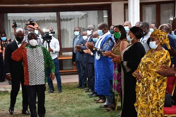 Bédié : sa chemise couleur de drapeau ivoirien qui fait le buzz