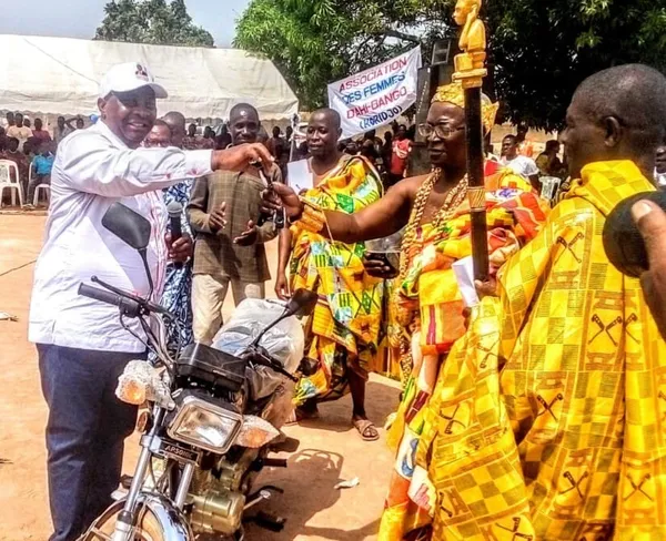 Une moto au nouveau chef de village d’Ahibango  à Tanda – Actualité ivoirienne 02/03/2021