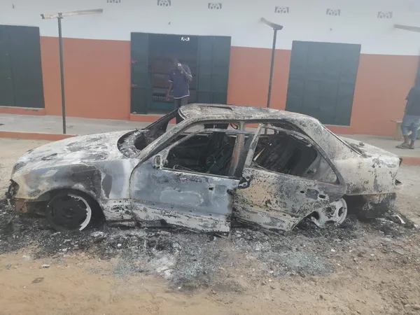 Législatives à Biankouma : le véhicule de campagne d’un candidat prend feu