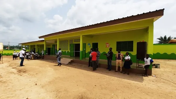 Dominique Ouattara fait don d’une école maternelle à Guitry