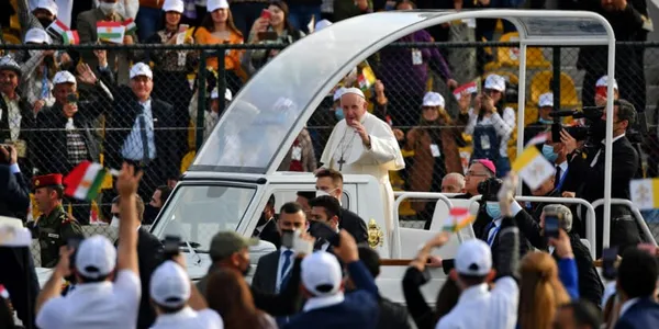 Le pape François en visite célèbre une messe en Irak