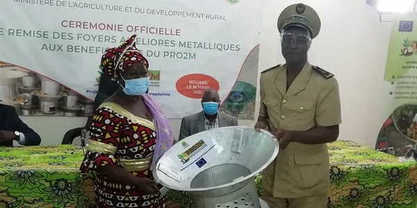 PRO2M de Bouaké : des foyers améliorés métalliques remis aux bénéficiaires