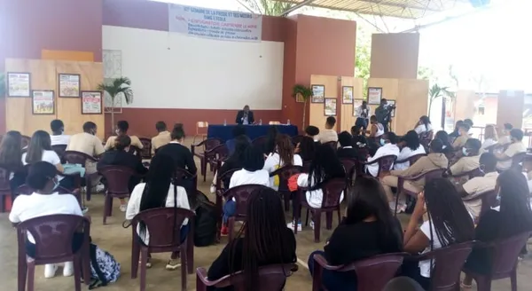Lycée français d’Abidjan : AIP instruit des élèves sur l’accès à l’information fiable