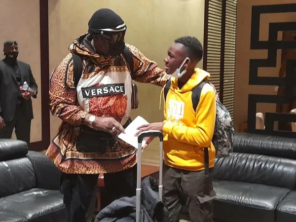 Obsèques HamBak: arrivée de Koffi Olomidé et le fils d’Arafat à Abidjan, en images