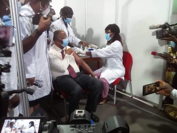 Lancement de la campagne de vaccination contre le COVID 19 en Côte d’Ivoire : Patrick Achi vacciné
