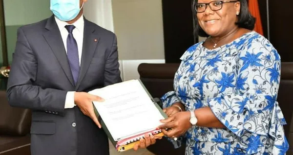 Anne Ouloto remet les dossiers de la Modernisation Brice Kouassi
