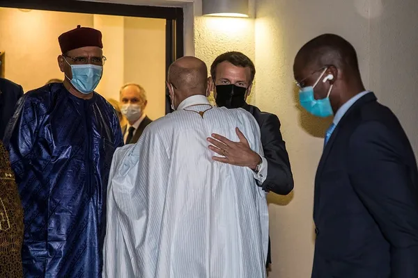 Transition au Tchad : Mohamed Bazoum et Mohamed Ghazouani mandatés par Macron pour mener les consultations