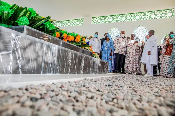 « Veille sur ton jeune frère, Hamed » : les images insoutenables de Patrick Achi sur la tombe de Gon