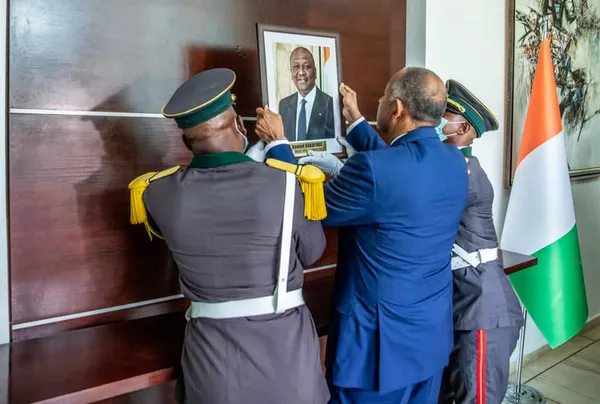 Patrick Achi pose le portrait d’Hamed Bakayoko à la galerie de la Primature