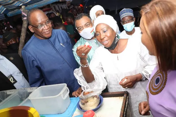 Quand Kandia Camara mange du Garba pour le calumet de la paix
