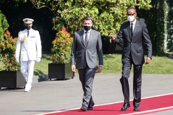 Génocide des Tutsis : Macron depuis le Rwanda, « je viens reconnaître nos responsabilités »